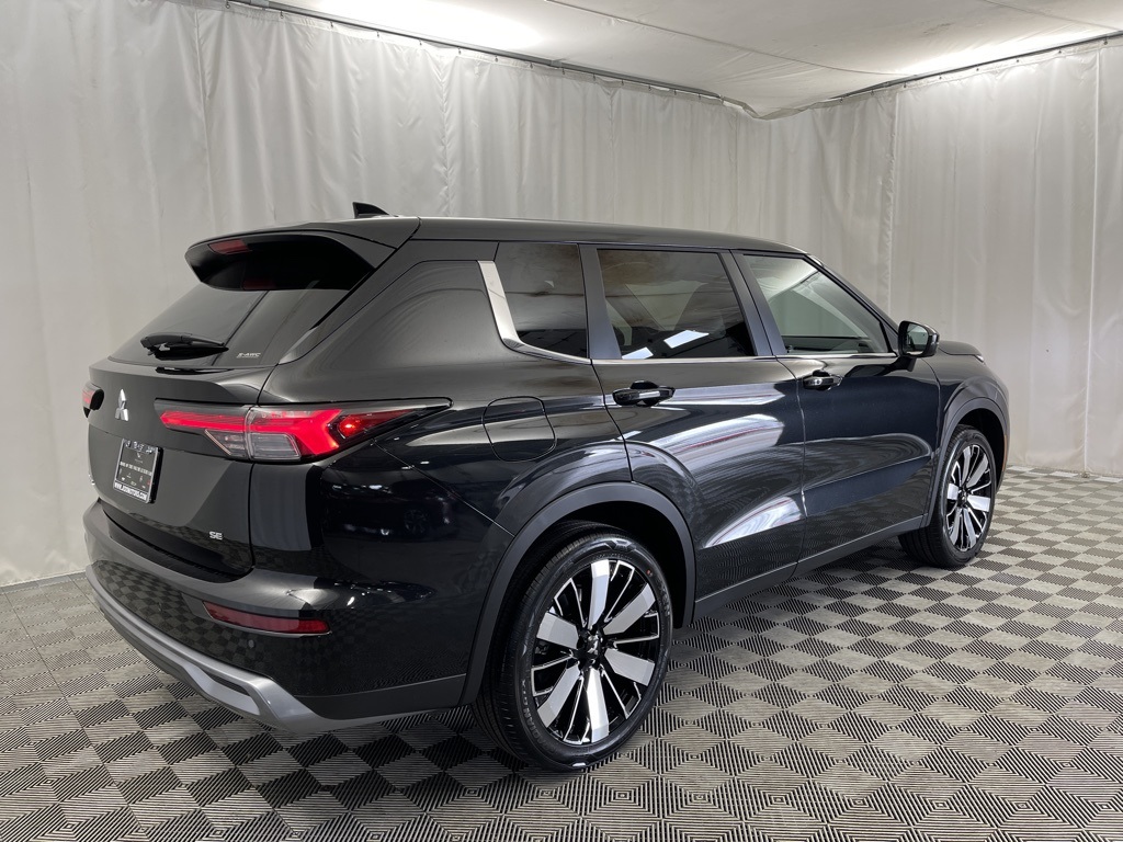2025 Mitsubishi Outlander SE photo 3