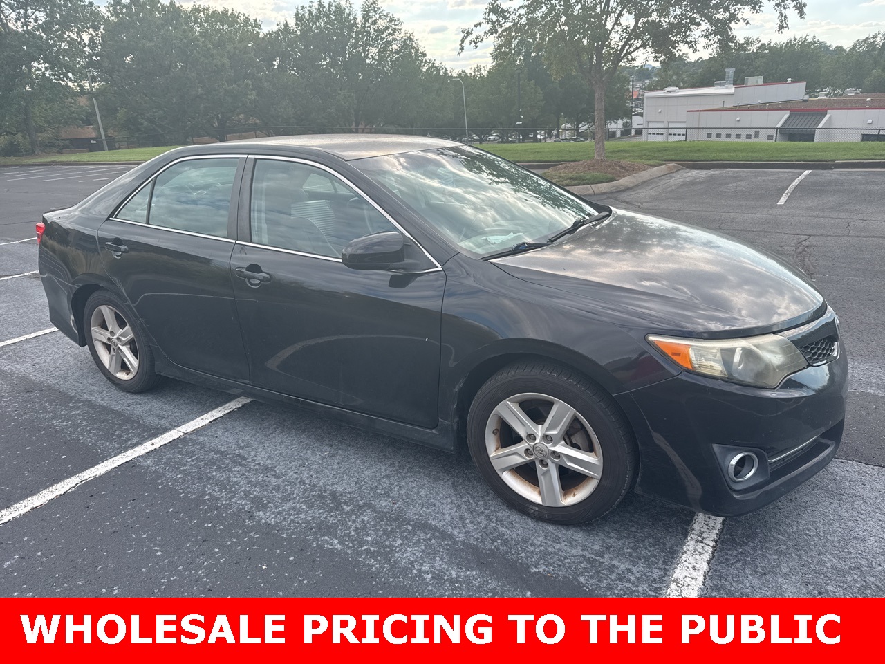 2014 Toyota Camry SE photo 2