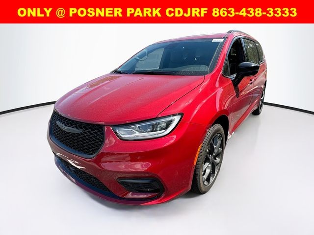 2026 Chrysler Pacifica Limited's photo