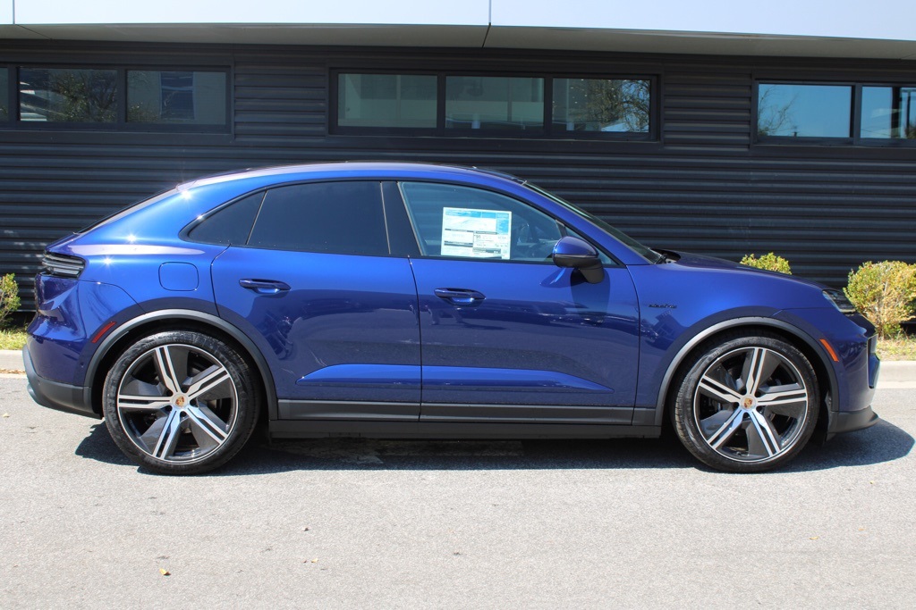 2025 Porsche Macan Electric photo 8
