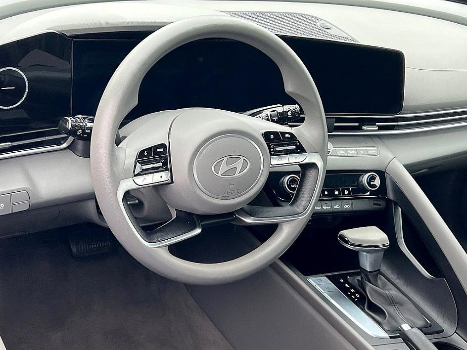 2024 Hyundai Elantra SEL photo 4