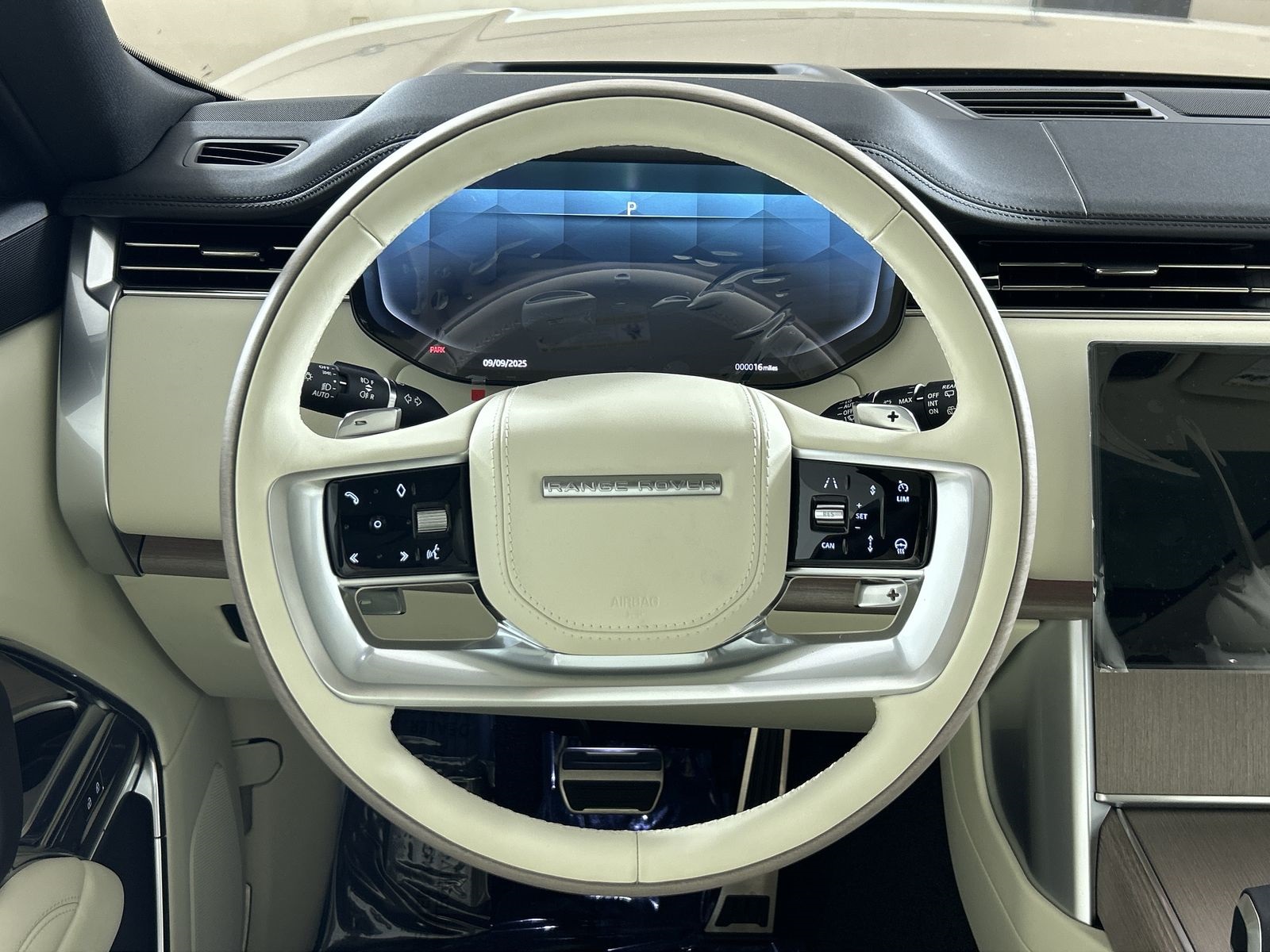 2025 Land Rover Range Rover SE photo 10