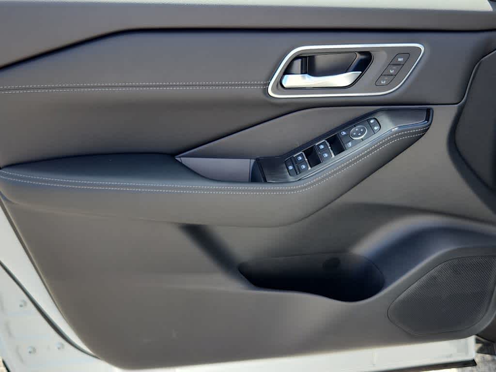 2026 Nissan Rogue Platinum photo 16