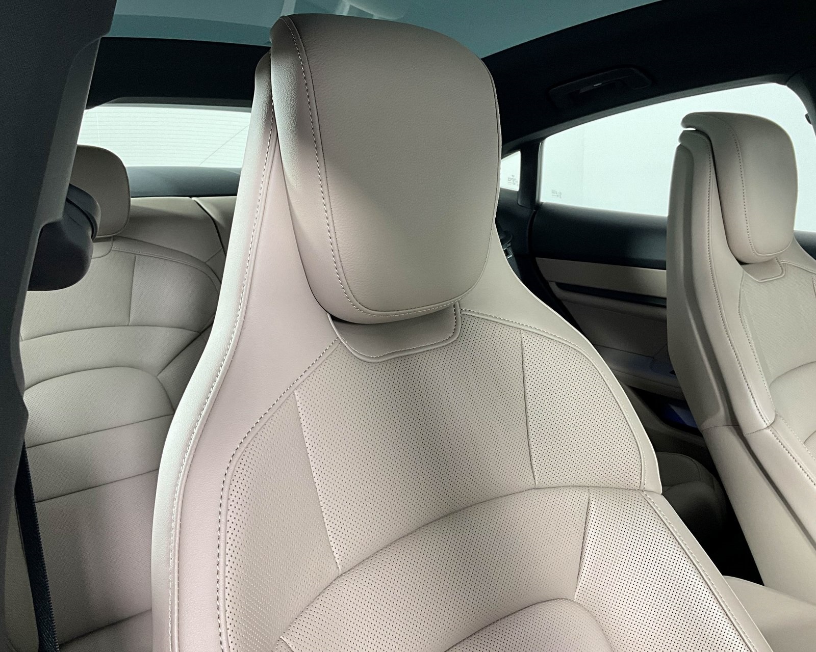 2024 Porsche Taycan photo 19