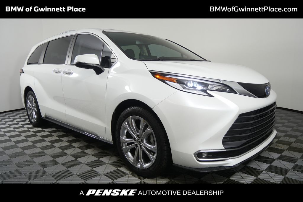 2022 Toyota Sienna Platinum's photo