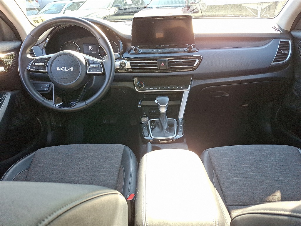 2022 Kia Seltos S photo 11
