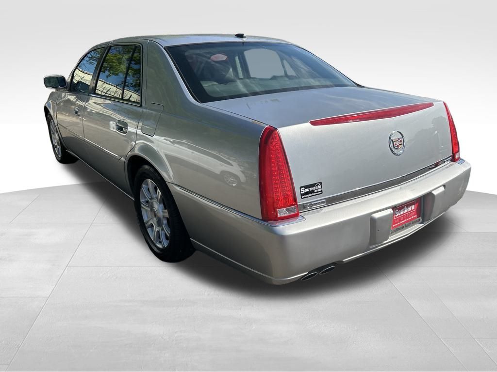 2008 Cadillac DTS Base photo 2