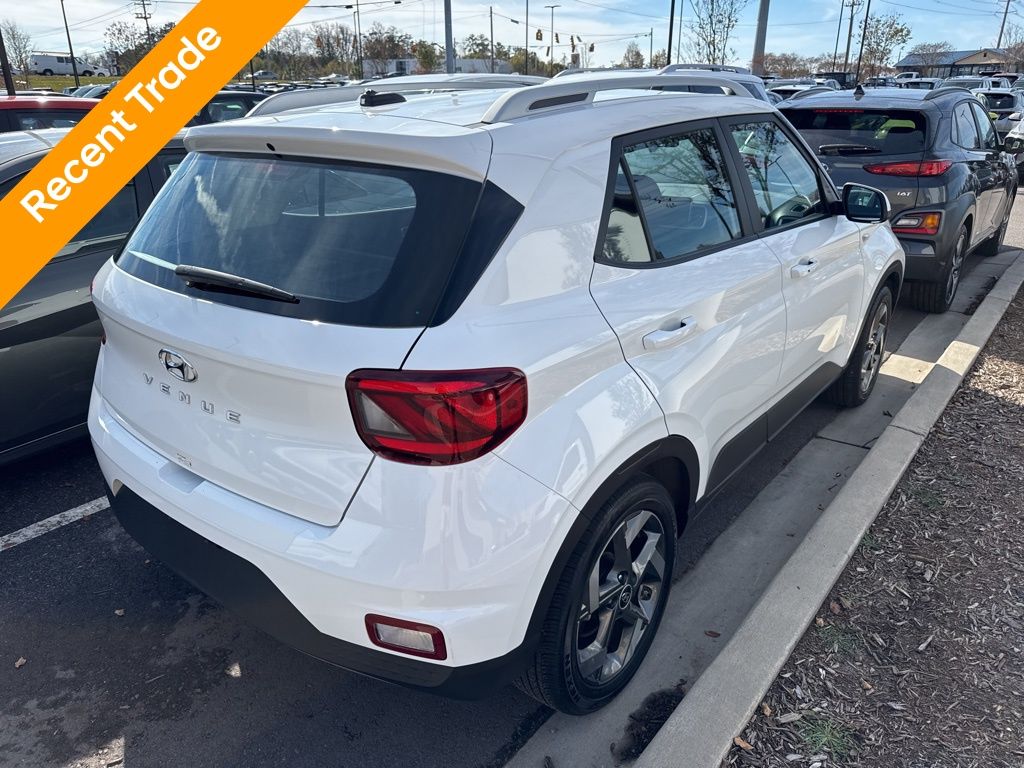 2024 Hyundai Venue SEL photo 3