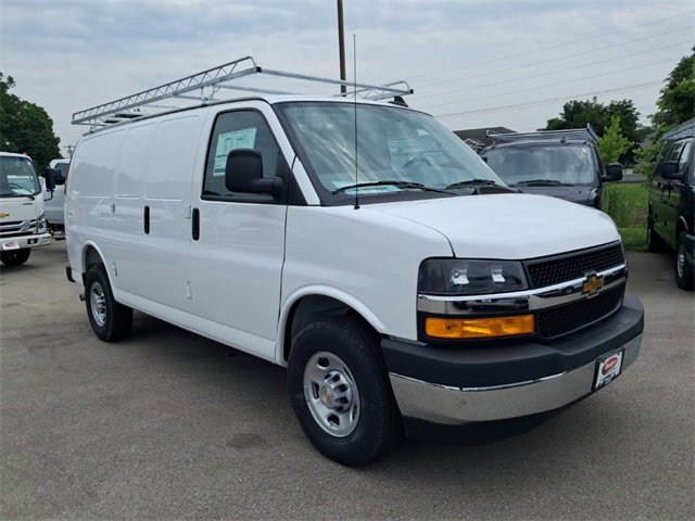 2025 Chevrolet Express Cargo 3500 photo 2