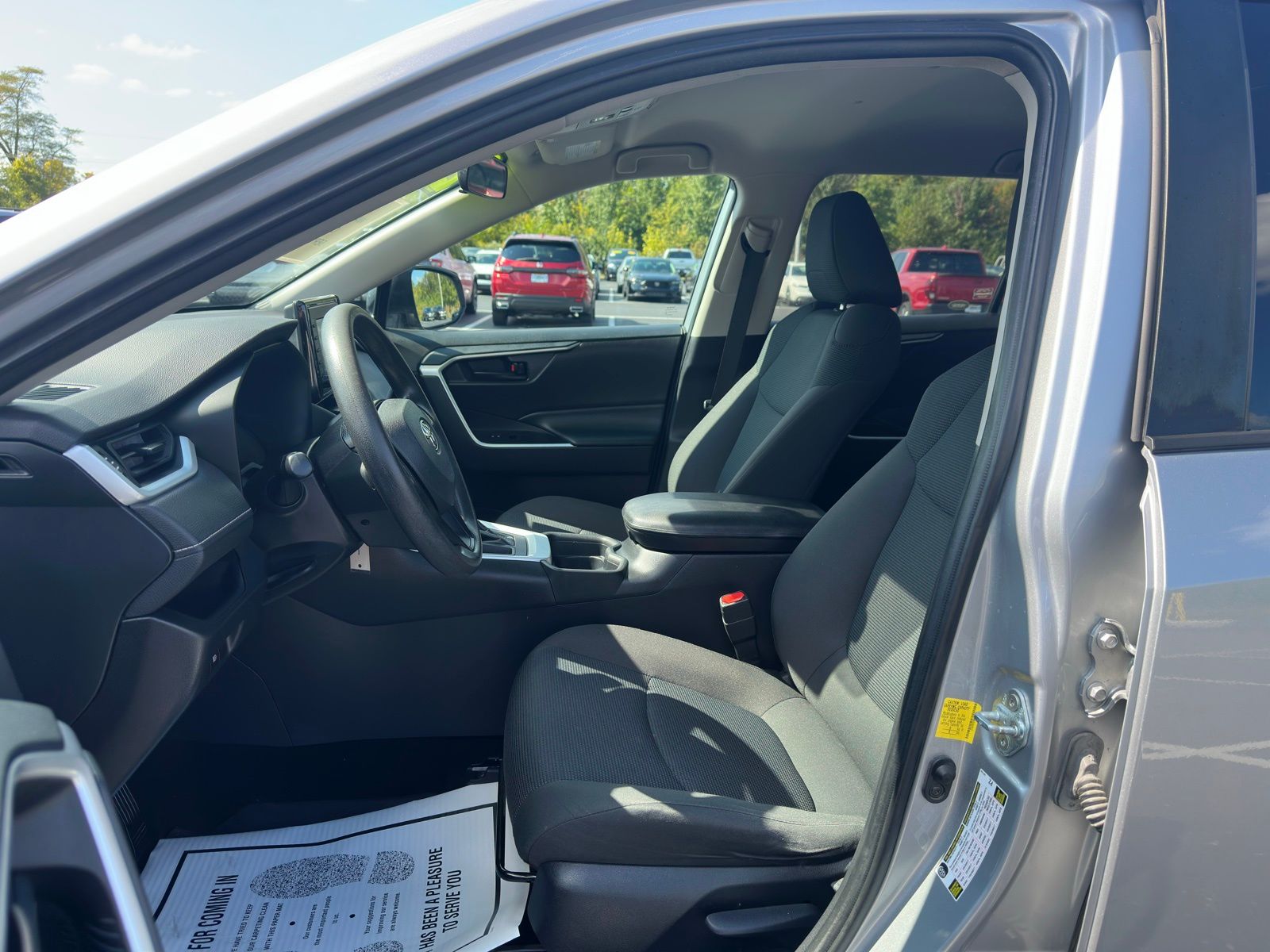 2021 Toyota RAV4 LE photo 6