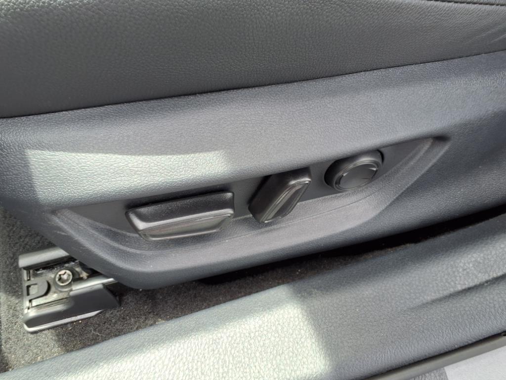 2025 Toyota Camry SE photo 16