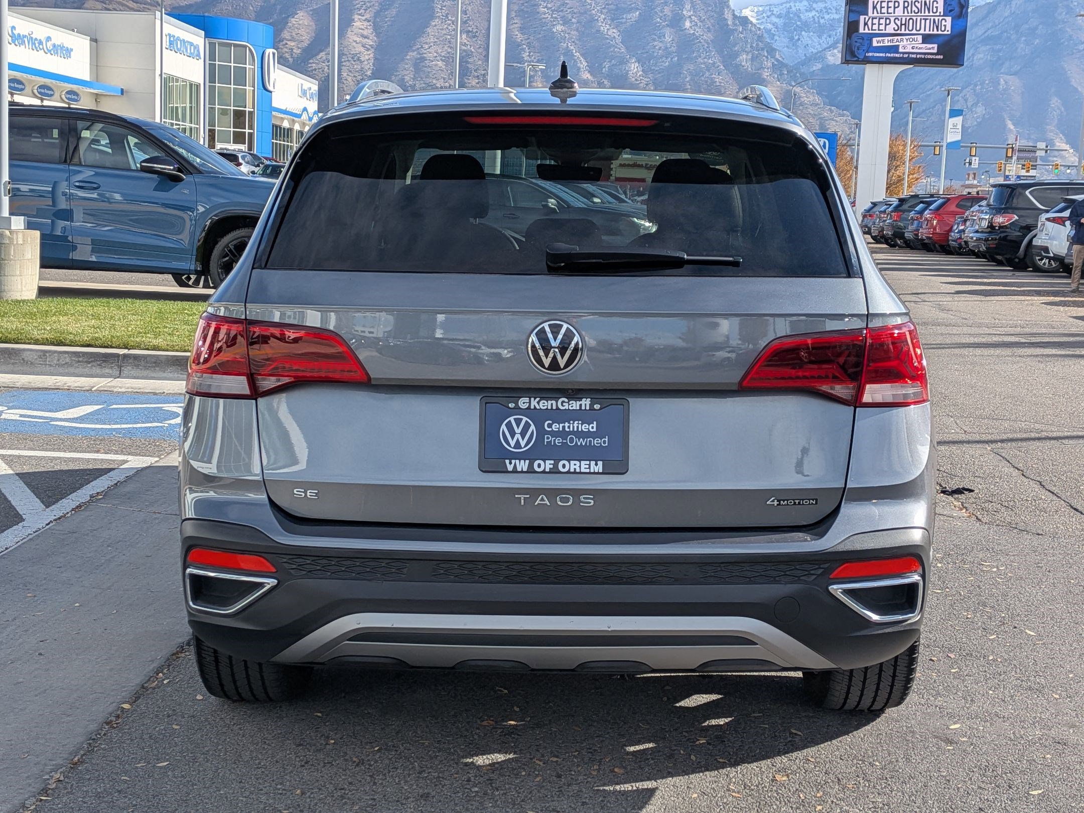 2023 Volkswagen Taos SE photo 3