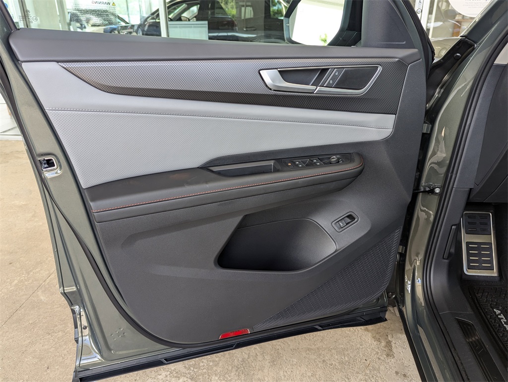 2025 Volkswagen Atlas SE Technology Peak Edition photo 12