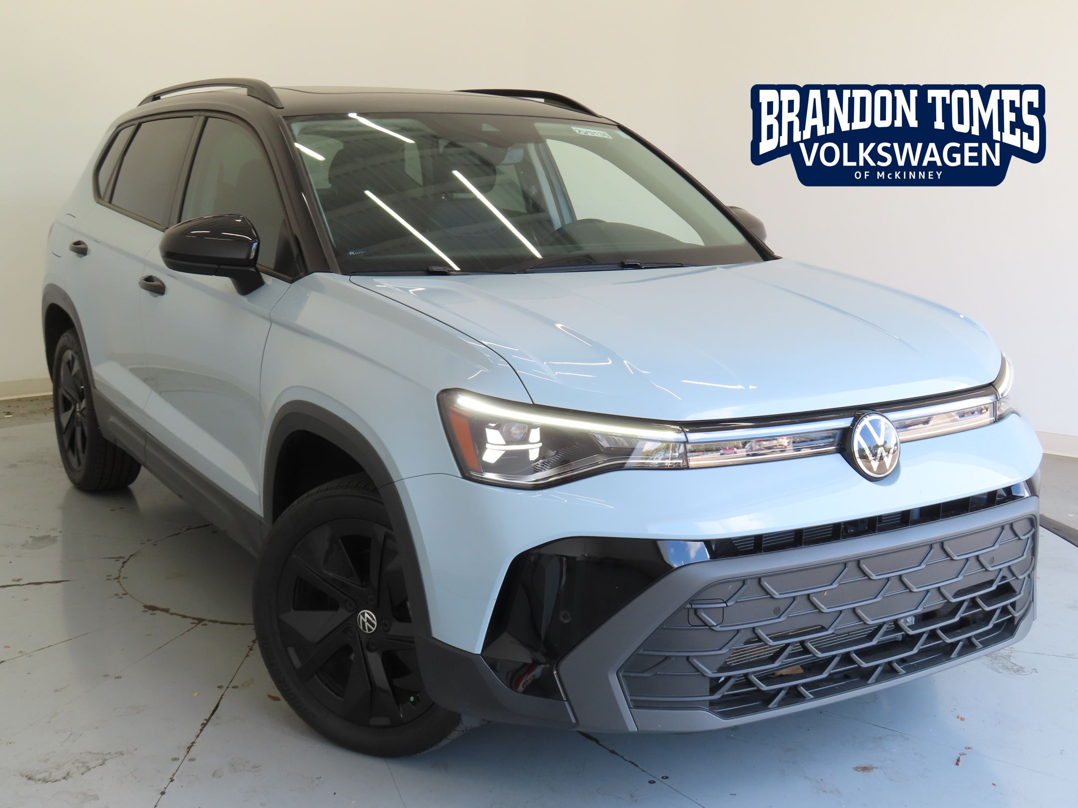 2025 Volkswagen Taos SE Black's photo