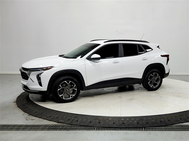 2025 Chevrolet Trax LT photo 3