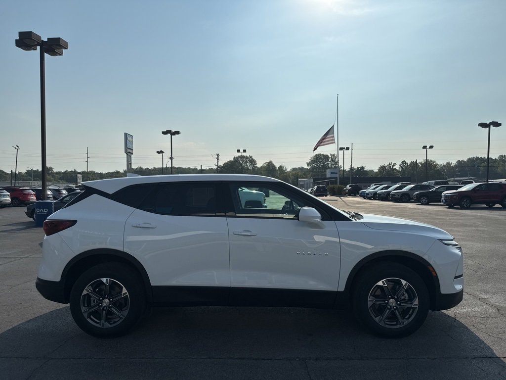 2025 Chevrolet Blazer 2LT photo 2