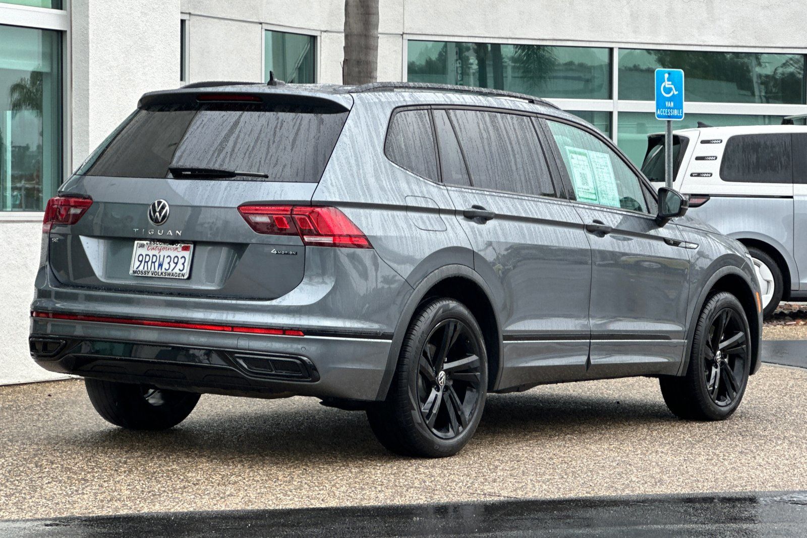 2024 Volkswagen Tiguan SE R-Line Black photo 4