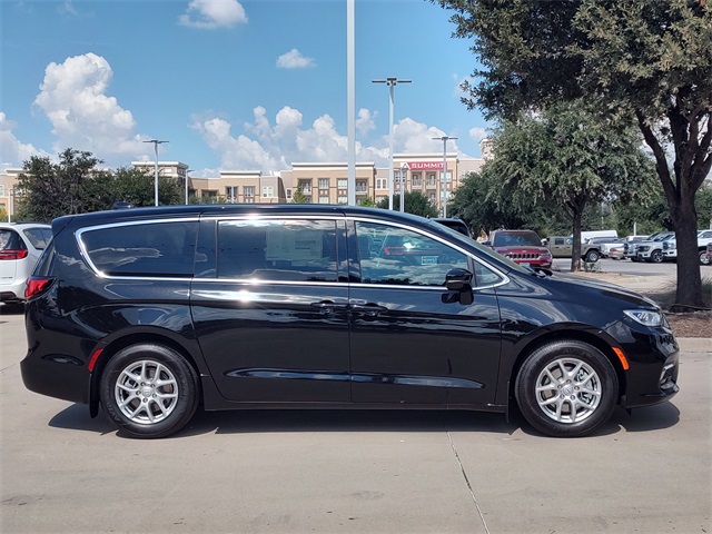 2026 Chrysler Pacifica photo 2