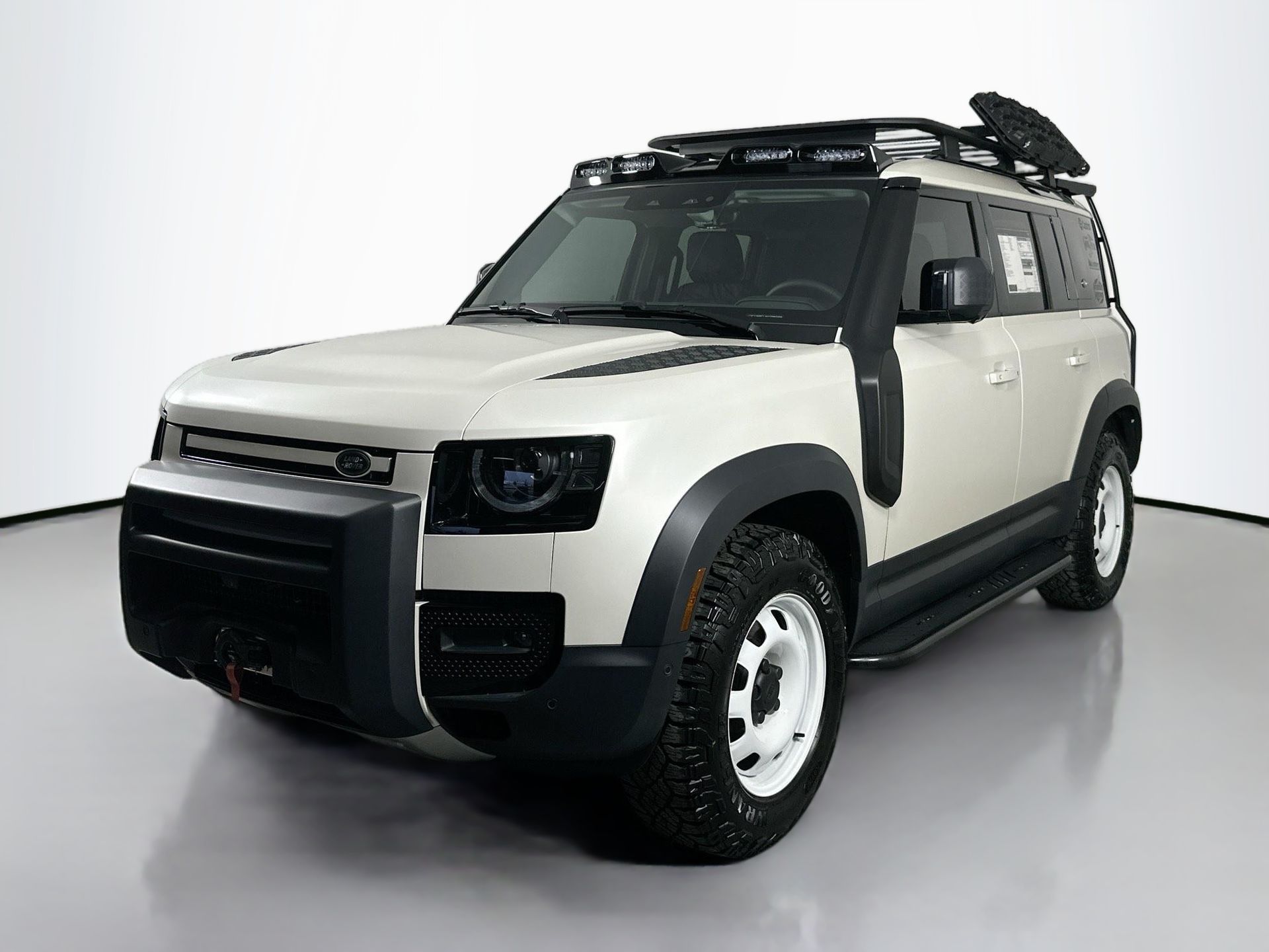 2024 Land Rover Defender S's photo