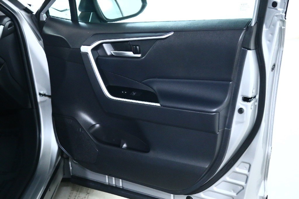 2021 Toyota RAV4 XLE photo 32