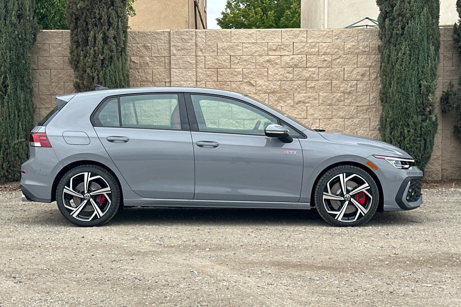2025 Volkswagen Golf GTI SE photo 3