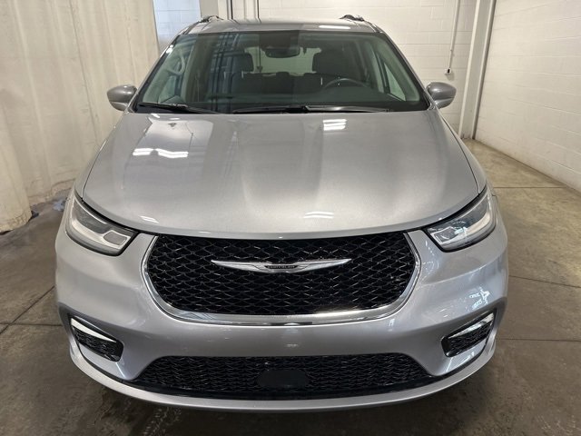 2021 Chrysler Pacifica Touring L photo 2