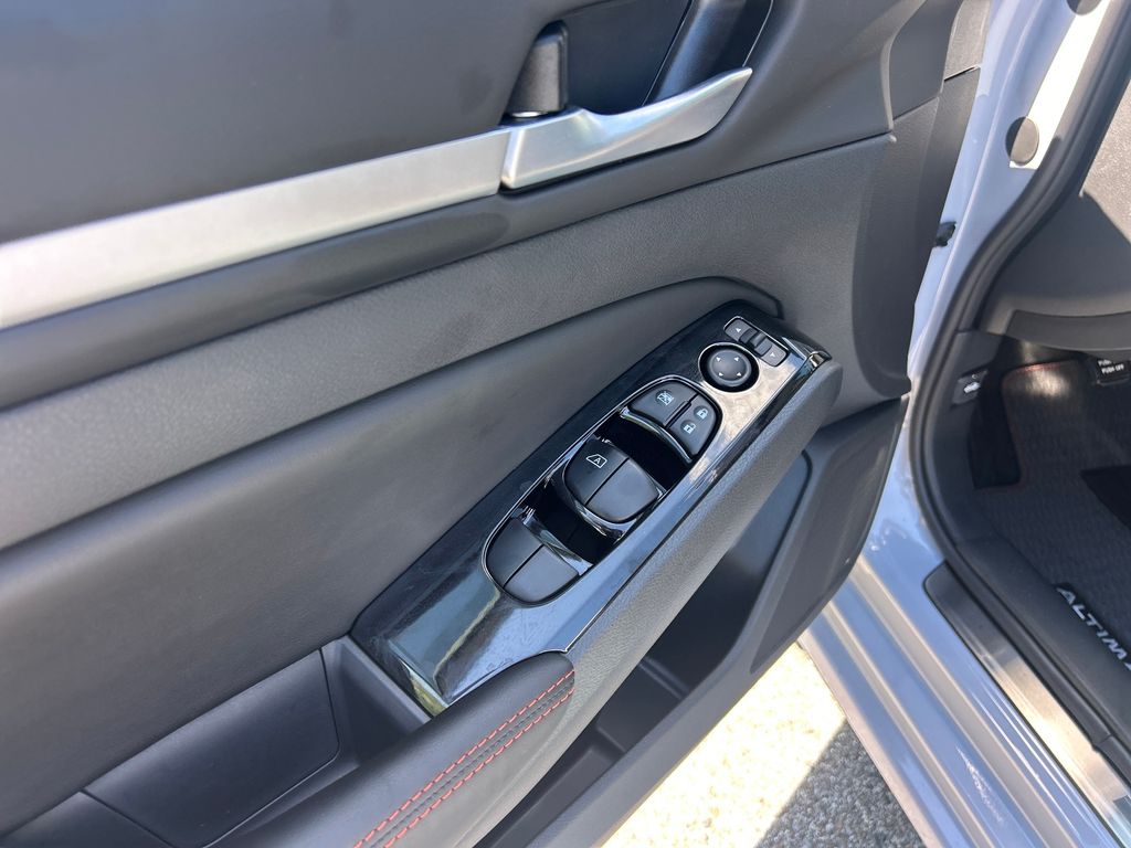 2025 Nissan Altima 2.5 SR photo 13