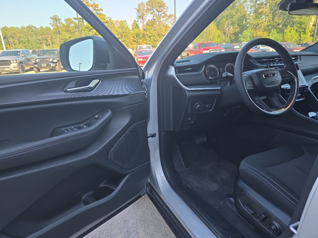 2025 Jeep Grand Cherokee Laredo photo 12