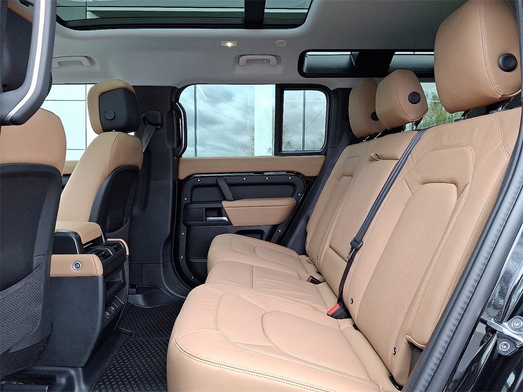 2025 Land Rover Defender 110 S photo 5