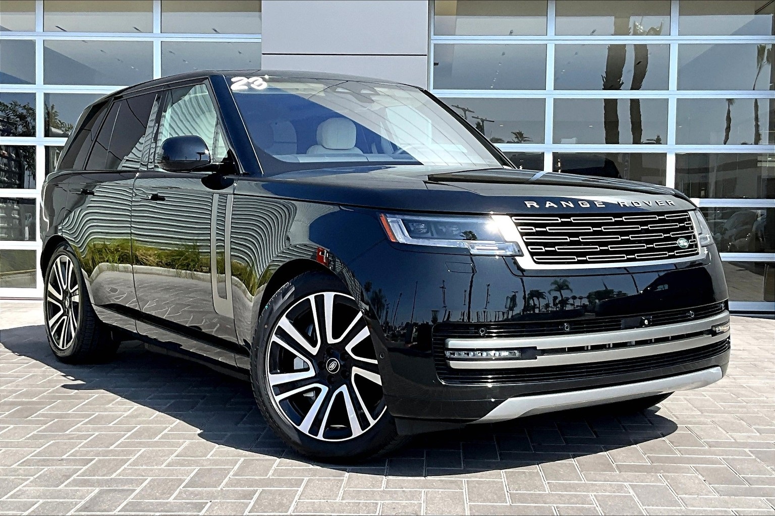 2023 Land Rover Range Rover SE photo 3