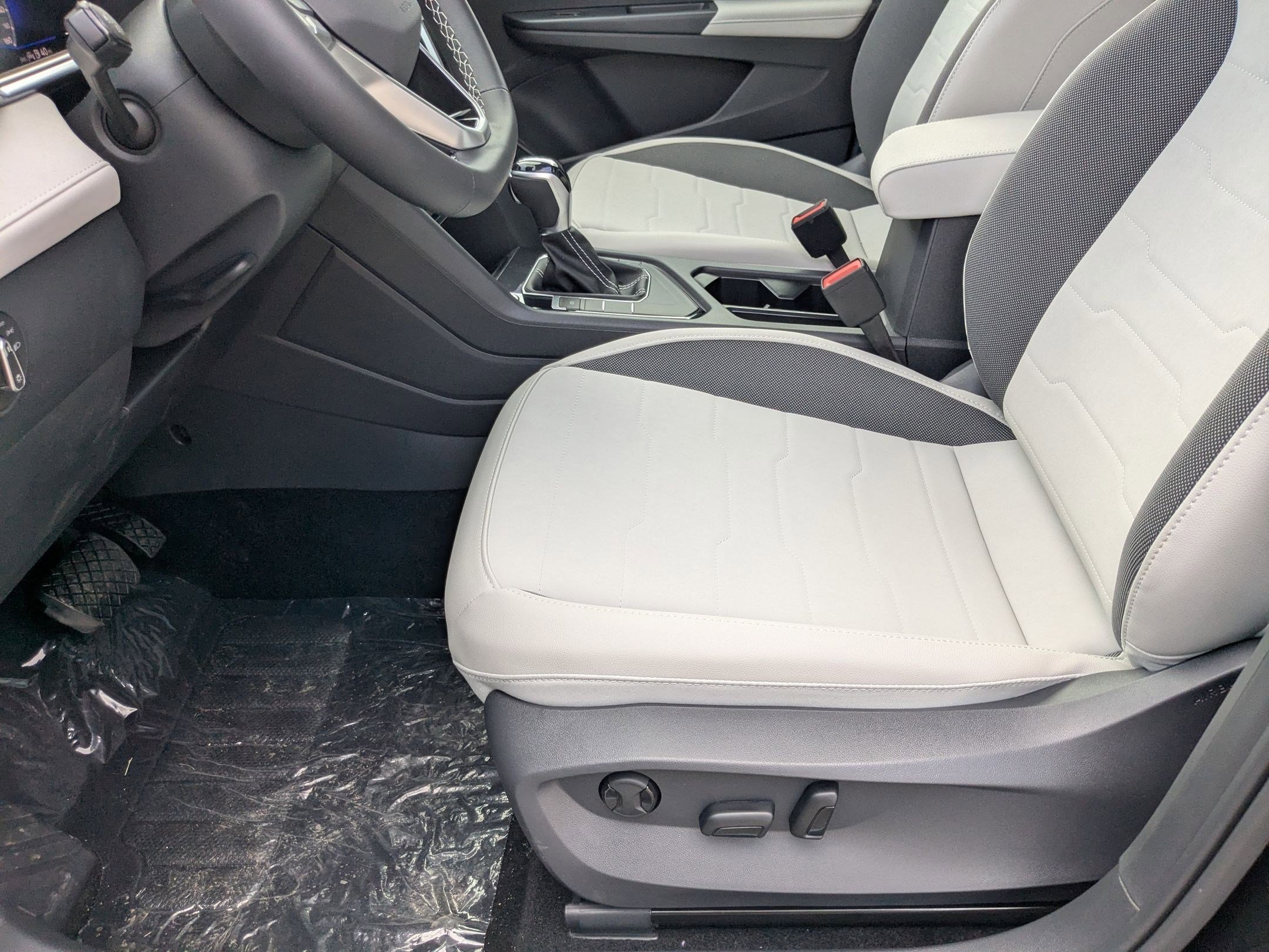 2025 Volkswagen Taos SE photo 4