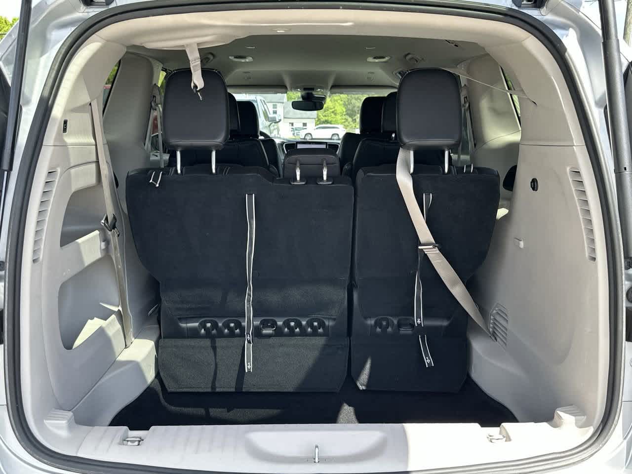 2023 Chrysler Pacifica Touring L photo 17