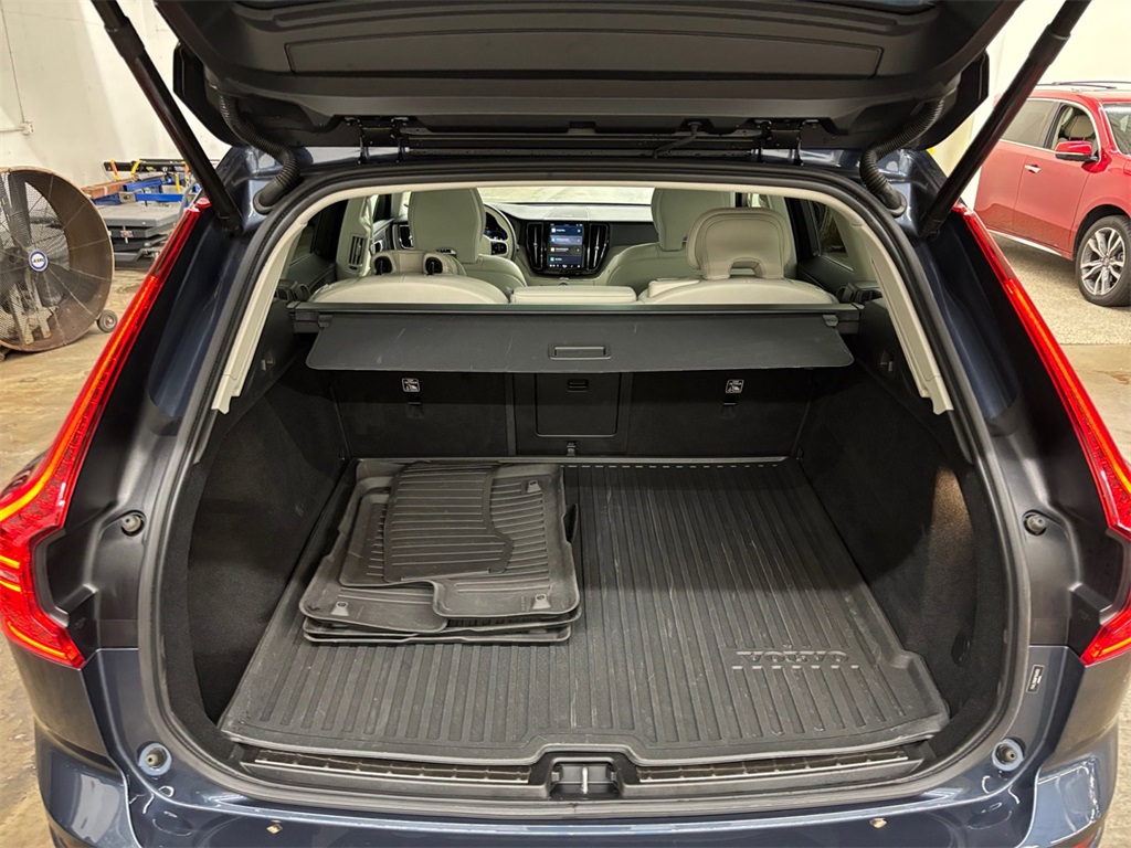 2023 Volvo XC60 B5 Plus photo 16