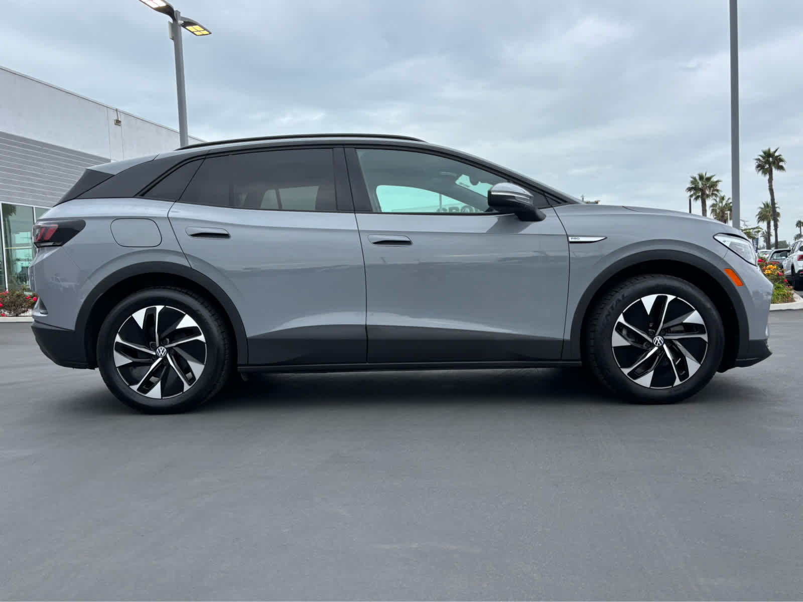 2022 Volkswagen ID.4 Pro photo 2