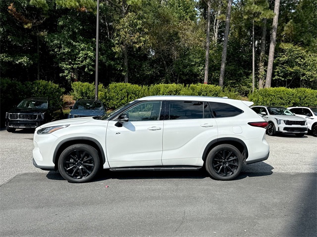 2022 Toyota Highlander Hybrid Limited photo 2
