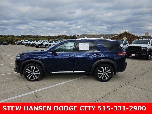 2023 Nissan Pathfinder Platinum's photo