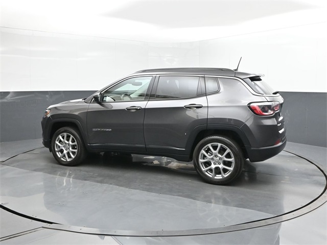 2022 Jeep Compass Latitude Lux photo 5