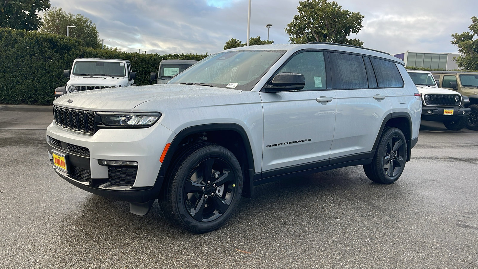 2025 Jeep Grand Cherokee Limited photo 2