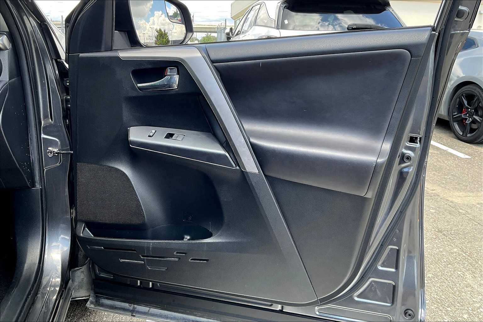2017 Toyota RAV4 XLE photo 21