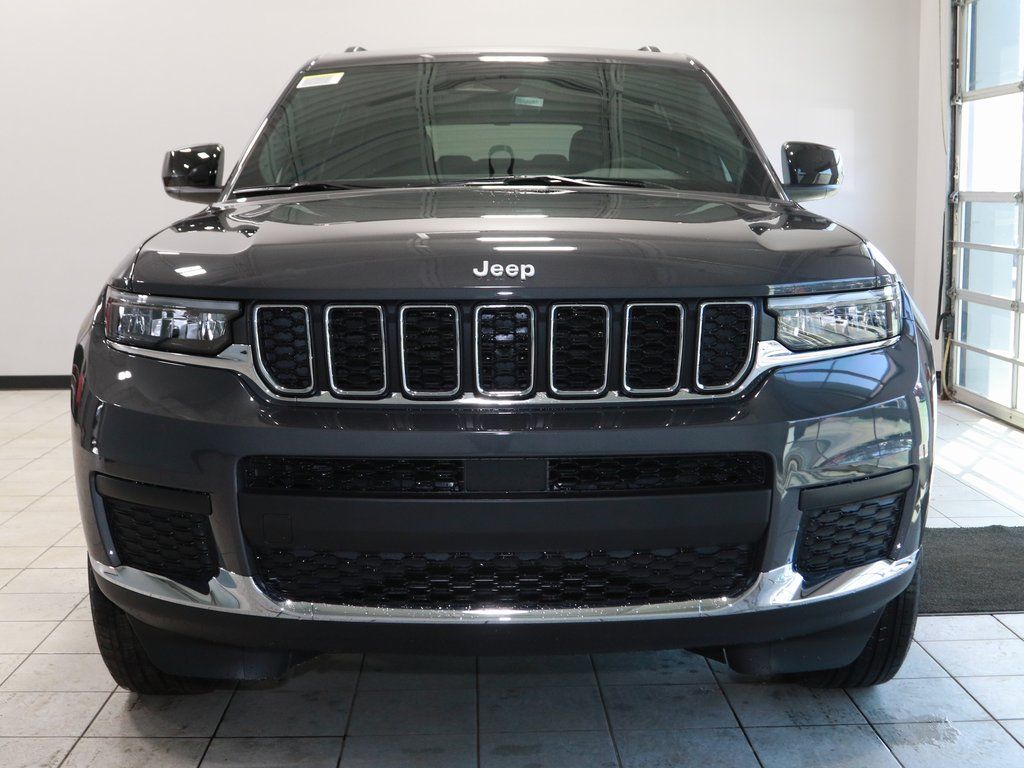 2025 Jeep Grand Cherokee Laredo photo 2