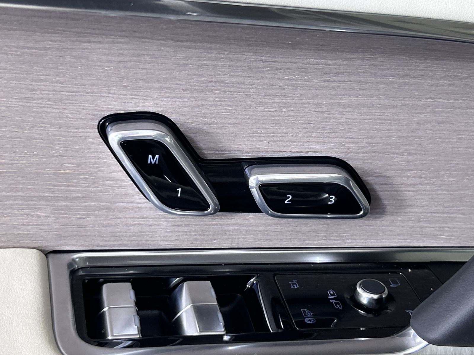 2025 Land Rover Range Rover SE photo 21