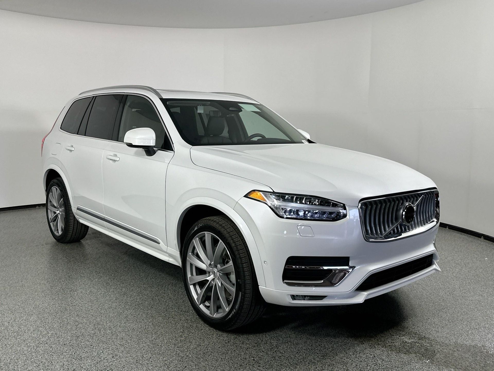 2025 Volvo XC90 B5 AWD Plus photo 3