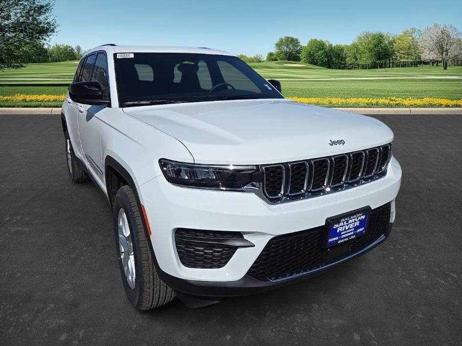 2025 Jeep Grand Cherokee Laredo photo 3