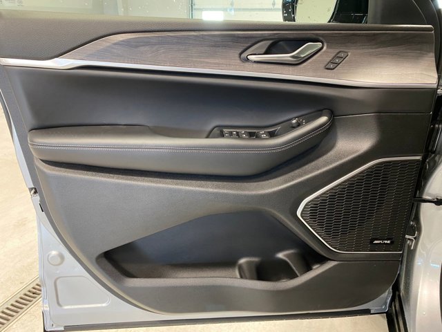 2025 Jeep Grand Cherokee Limited photo 4