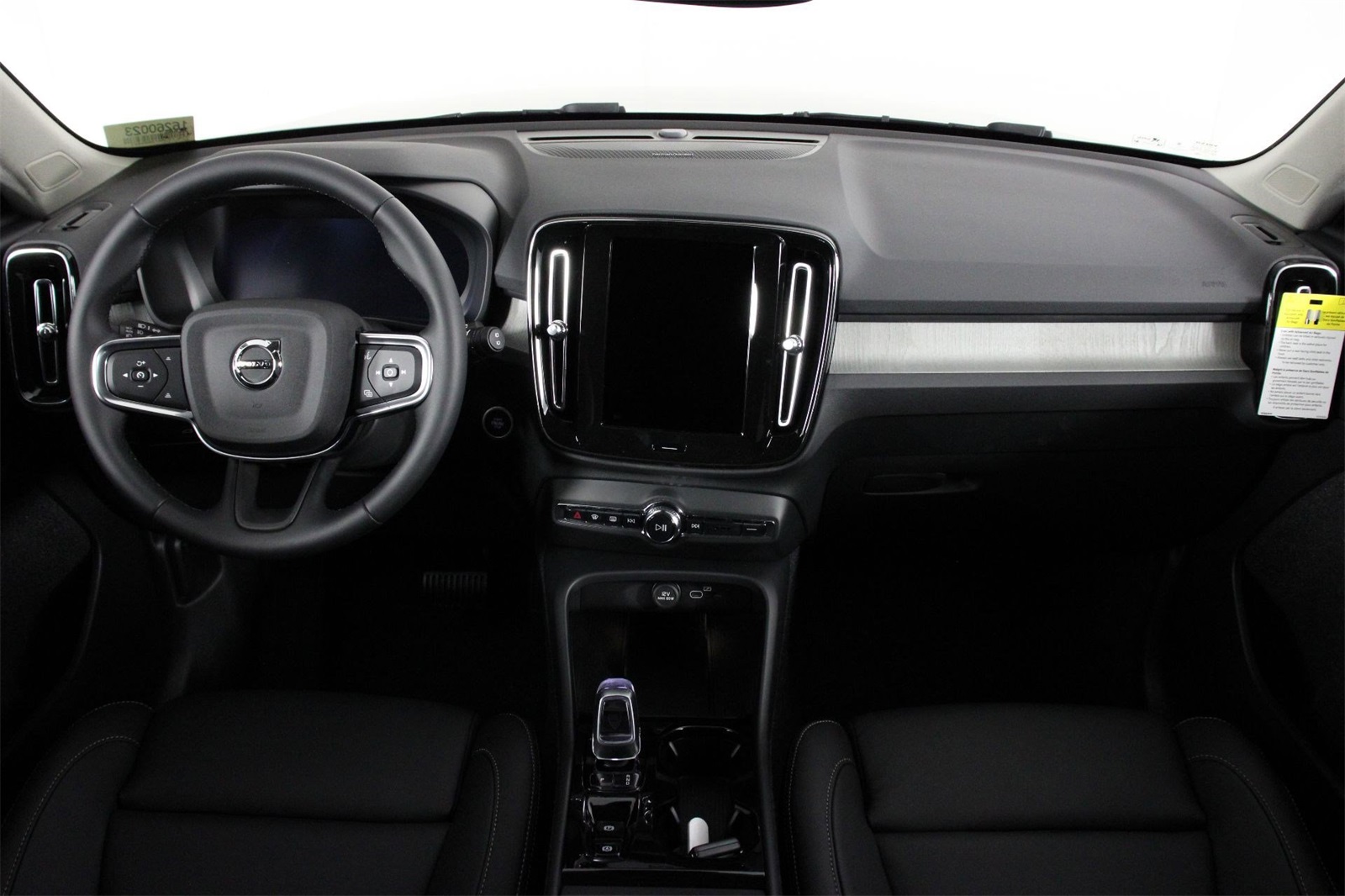 2026 Volvo XC40 photo 4