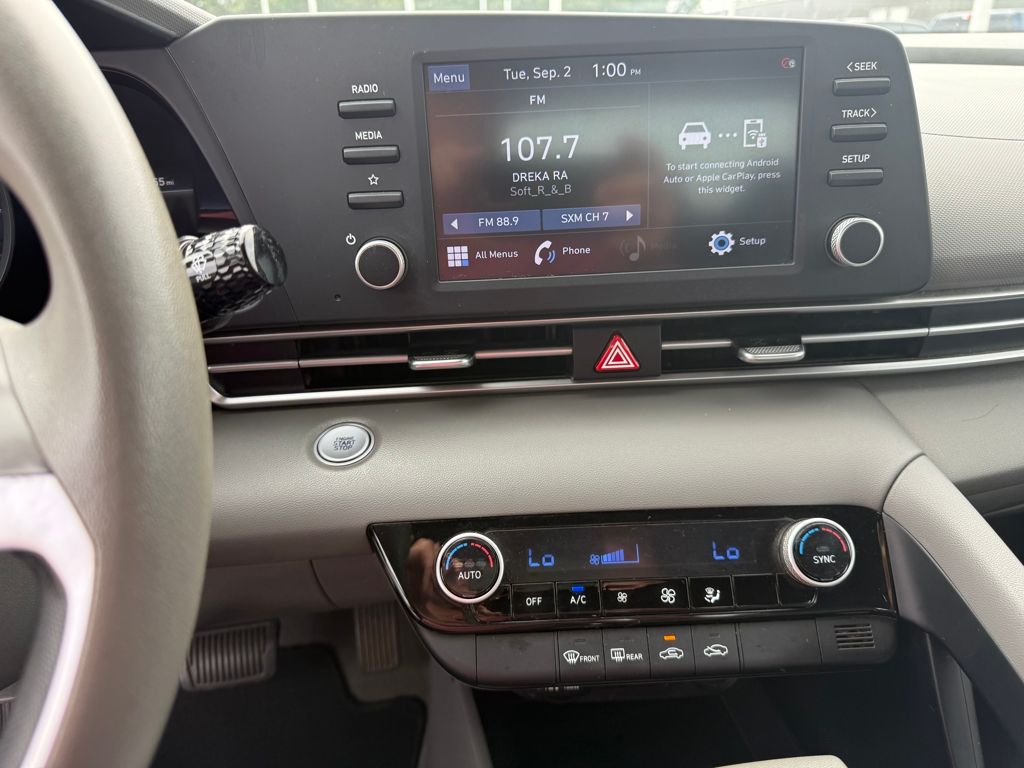 2022 Hyundai Elantra SEL photo 16