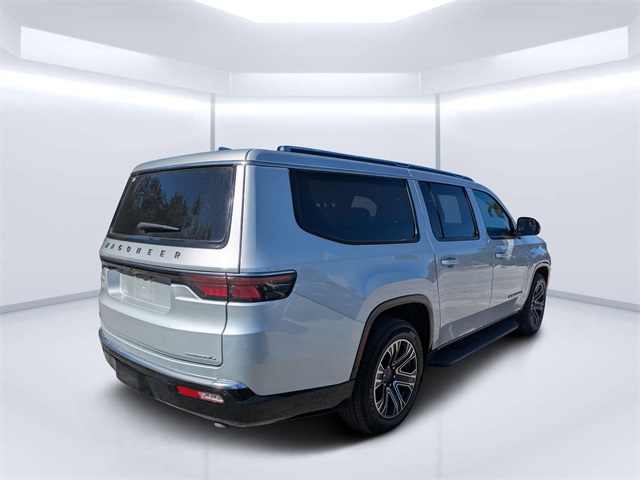 2023 Jeep Wagoneer L Series II photo 2