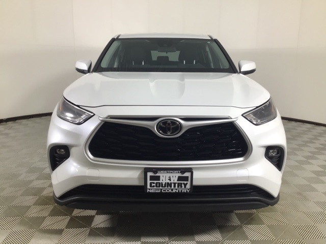 2022 Toyota Highlander LE photo 2