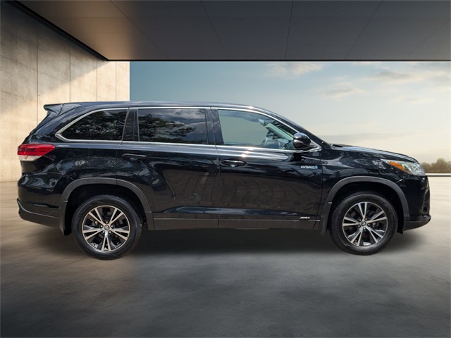 2019 Toyota Highlander Hybrid LE photo 3