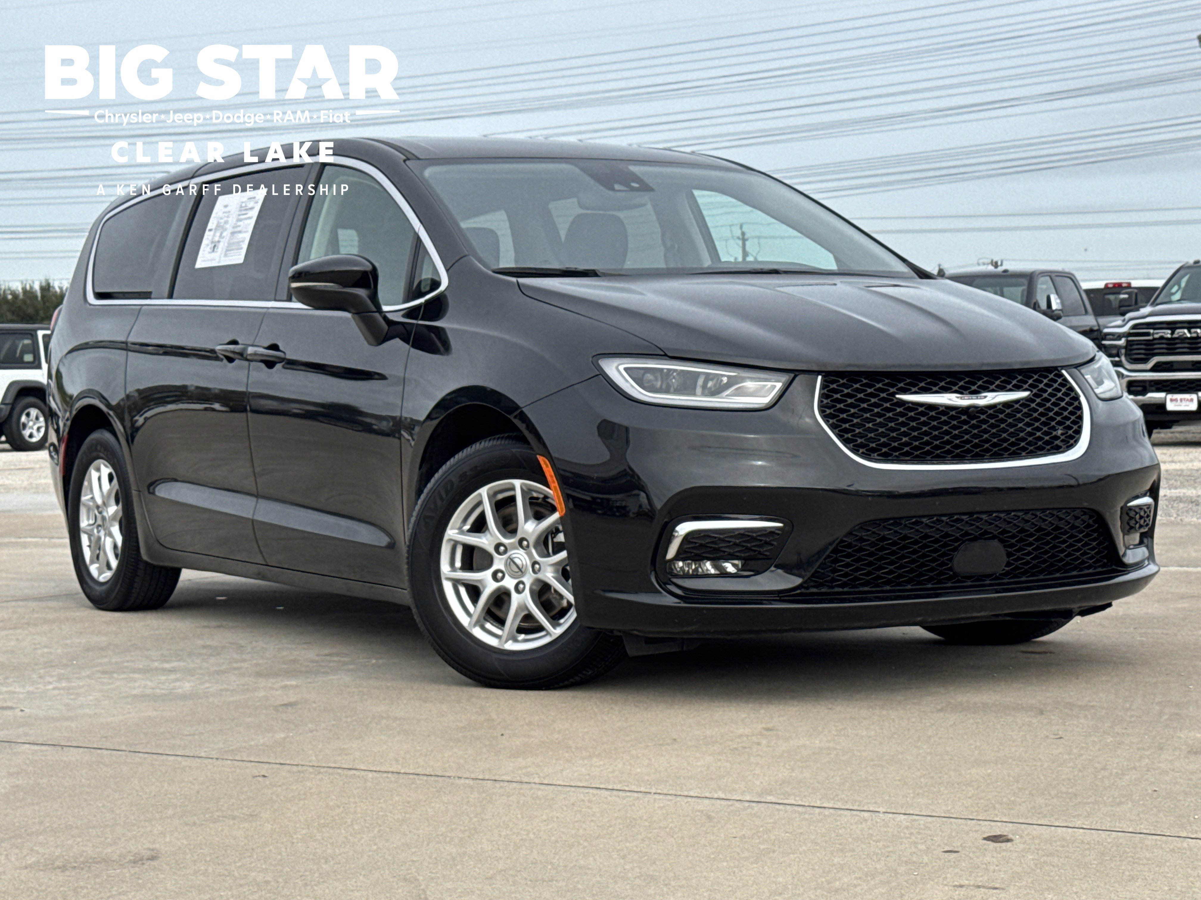 2023 Chrysler Pacifica Touring L's photo